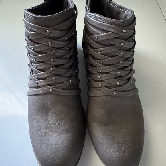 So Faux Suede Taupe Gray Women's Ankle Boots Size 6.5 - Picture 2 of 7